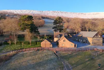 Image de White Haywood Farmhouse, pet friendly, with hot tub in Craswall