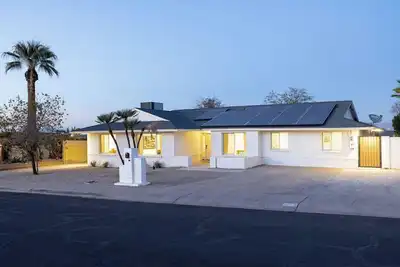 Image de Claire Home\nSpacious 4-bedroom house in lovely Phoenix Arizona!