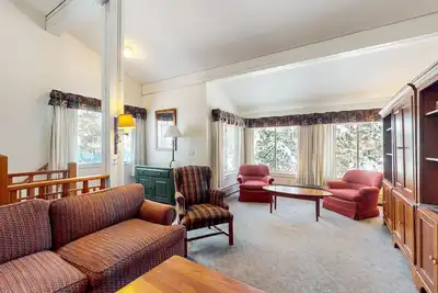 Image de Ski-in/ski out your back door townhouse w/ seasonal pool & tennis court