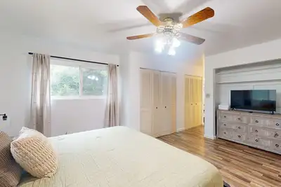 Image de Beautiful family-friendly home with game room, fire pit, porch, and streaming