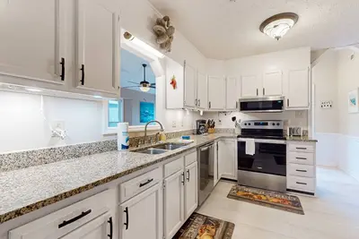 Image de Coastal home with large deck, close to beach and local attractions