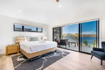 Image de Austins Ferry Haven Modern Waterfront Retreat