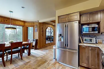 Image de Beautiful home with decks, washer\/dryer, streaming, and lake views - near skiing