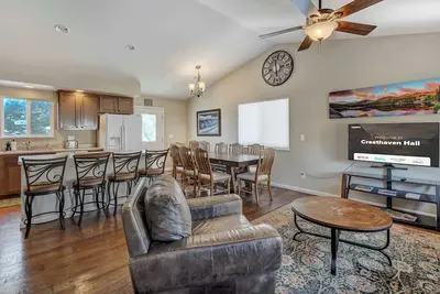 Image de Cresthaven Hall! 2 Mins to Uccs, Family Fun & Bbq
