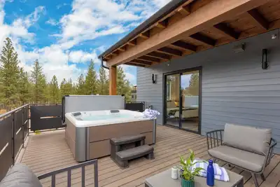 Image de Aerie Chic 4 Unit Buyout | 10bdr | Hot Tub + Mountain Views | Mins to Downtown