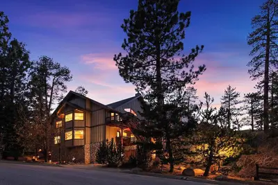 Image de Tree Top Haven By Destination Big Bear:Large rooms! Lake view! Foosball! Ev Charger! Walking Distance to Lake and Village!