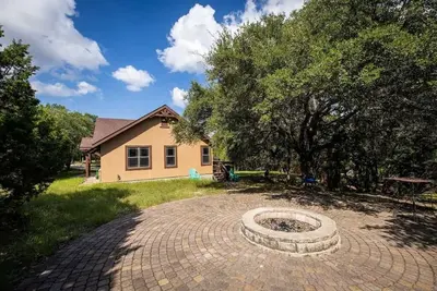 Image de Private Patio | Hammock | Board Games | Fire Pit