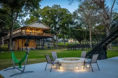 Image de Waterfront| Dock | Ping Pong Table!