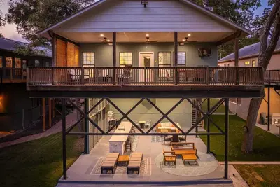 Image de Lakefront | Fire pit | Outdoor kitchen