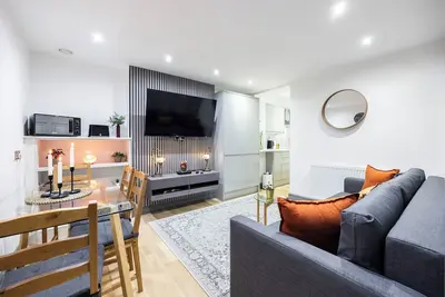 Image de Welcome to Plotseeker’s 3 Bedroom Apartment by River Thames