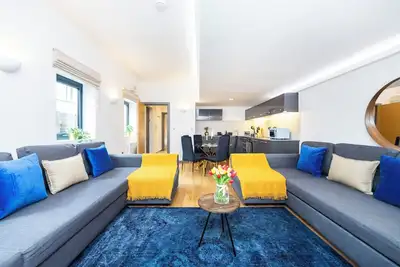 Image de Welcome to your comfortable and convenient London retreat at Plotseeker’s 2 Bed 2 Bath Deluxe Flat in Kensington!