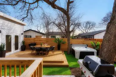 Image de East Austin Wellness Retreat HotTub Sauna Fire Pit