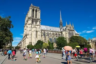 Image de Immerse Yourself In Parisian Culture In The Bustling Le Marais-Rue Saint-Martin