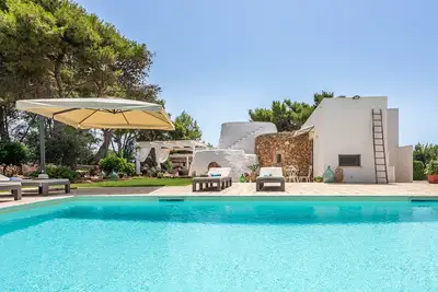 Luxury trullo pool and large garden 5 minutes from the sea