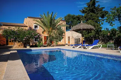 Image de Finca de 7. 000 m² con casa de 200 m², 4 dormitorios, piscina y jardín.