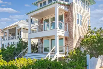 Image de Starboard is one of the Bald Head's iconic towers in the Island's prestigious Harbour Village.
