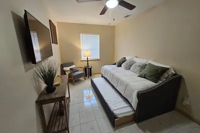Image de Charming 2-bedroom apartment in awesome Brownsville with WiFi, Ac