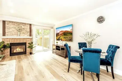 Image de House of 3 Beds -3 Washroom - King Bed- Kids Crib- 85’ Tv- Workspace