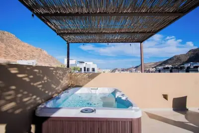 Image de Flawless Ph private rooftop & hot tub. Near marina