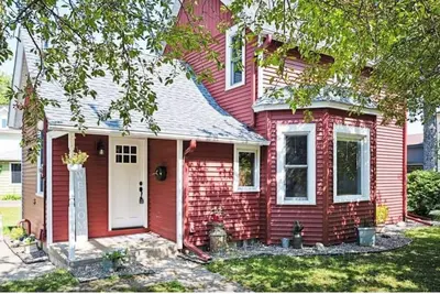 Image de A meticulously restored farm house with a blend of vintage charm & modern luxury