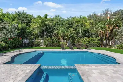 Image de Charming 4-Bedroom Beach Bungalow with Idyllic Pool & Backyard