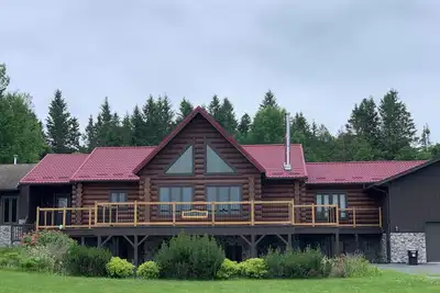 Image de Cozy Crimson Cabin | Chalet w/ Glamping in the Backyard and Retro Theme Kitchen!
