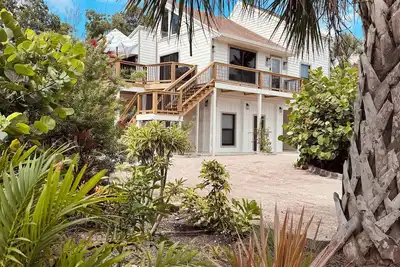 Image de Stunning Bonita home steps from the beach. Modern luxury with artistic flair.