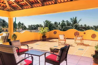 Image de Artistic, multi-level home minutes walk to the beach, shops and restaurants