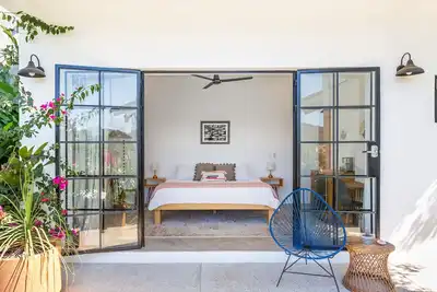 Image de King Bed, A/C, Fast WiFi, Saltwater Pool, 12 minute walk to beach - \"Luna\"
