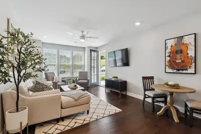 Charming 2-bedroom townhome in cool Franklin.