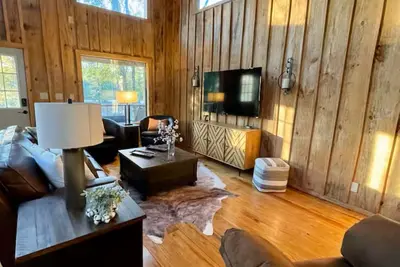 Image de Hidden Oaks Homey Cabin #6