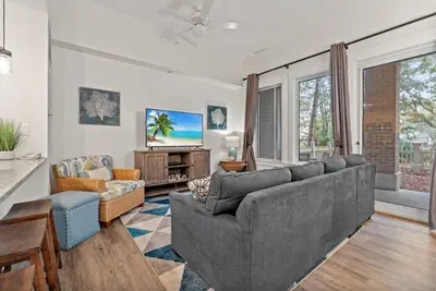 Image de 1br/2ba Stunner in the Village of Baytowne Wharf