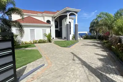 Image de Exclusive French Polynesian Inspired Ocean View Villa