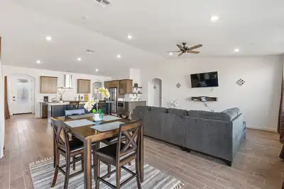 Image de Stylish & Modern Bakersfield Retreat Near Downtown