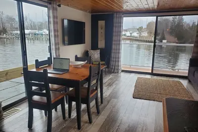 Image de Float and Relax On the Water Float Home w Kayaks