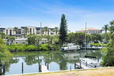 Image de Stylish and Peaceful 2-bedroom townhome 1 block to the beach