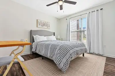 Image de Queen Bedroom inside a 4 Br Condo/New Au Oasis