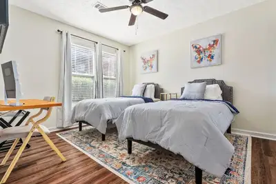 Image de New Twin Bedroom (2 Twin Beds) inside a 4 Br Condo/New Au Oasis 2 Mins to Downtown & Stadium