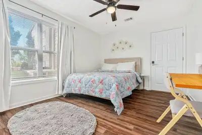 Image de New Queen Bedroom inside a 4 Br Condo 2 Mins to Downtown & Stadium