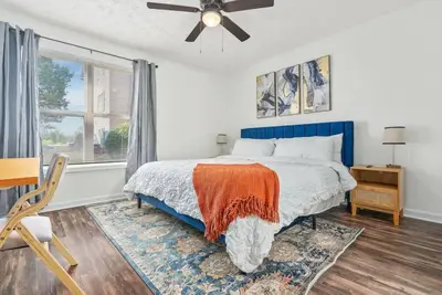 Image de New King Bedroom inside a 4 Br Condo 2 Mins to Downtown & Stadium