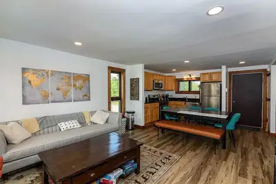 Image de 4b/2. 5Ba Sugarloaf Snowbrook Condo - Ski In/Out end unit - Great Location!