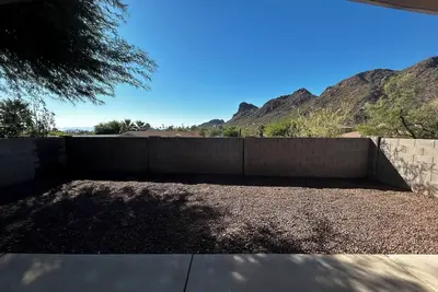 Image de Private! Convenience! Mountain Views! Saguaros 3-bedroom house