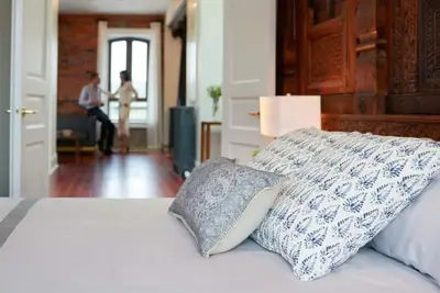 Image de Yves Klein | Executive Apartment at Blue Violin