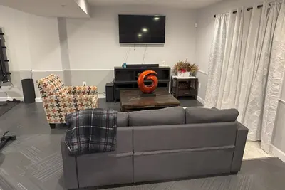 Image de Private 1bd Basement Apartment w. Gym
