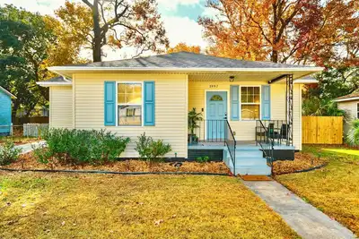 Image de Salty Breeze Bungalow: located near beaches, downtown, coliseum, riverfront park