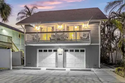 Image de Coastal Haven - Your Dream Siesta Key Getaway Awaits in this 16 Guest Pool House