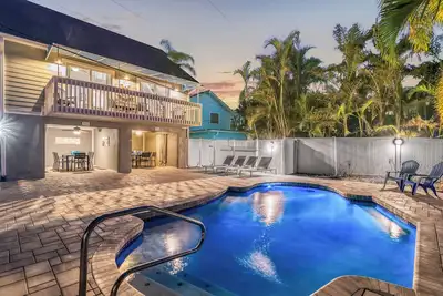 Image de Driftwood Cottage - Your Ultimate Siesta Key Hideaway Awaits in this 8-Guest Retreat