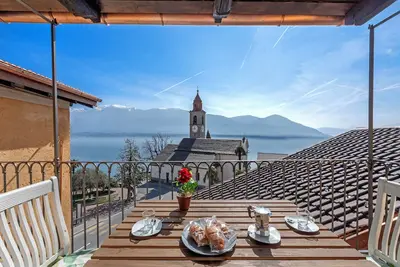 Image de Red And Yellow Apartments, Ronco sopra Ascona, Switzerland