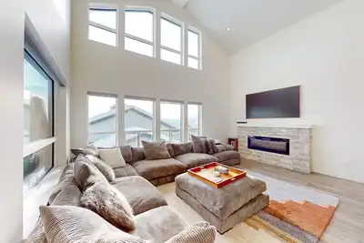 Image de Charming alpine getaway with ski-in/ski-out access, hot tub & cozy living space
