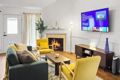 Image de 4br Near Airport - King Bed, Beauty Bar, & Parking
